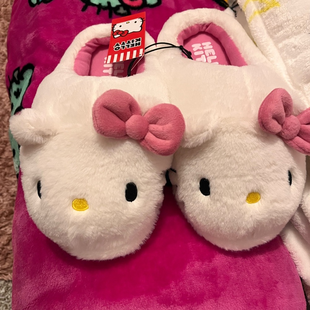 SOLD SOLD SOLD Hello kitty plush slippers indoor/outdoor